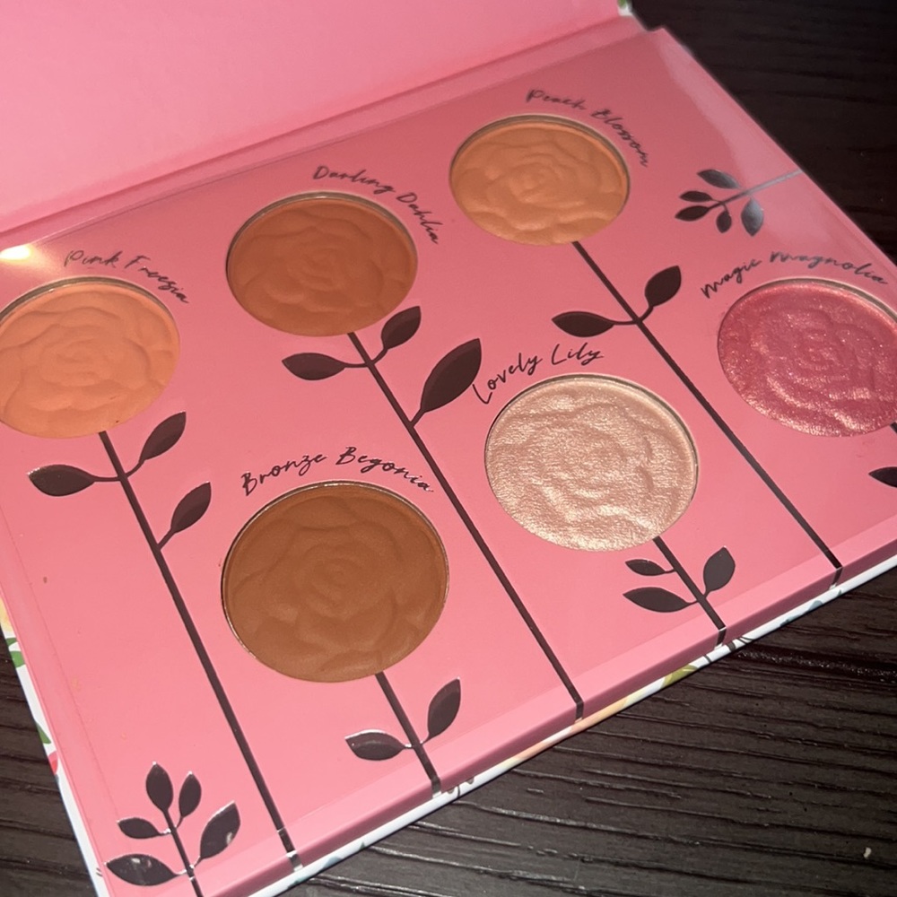 New Bloom Blush Face Palette